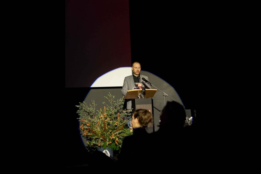 Prof. Frank E. Zachos verliest die Jury-Begründung