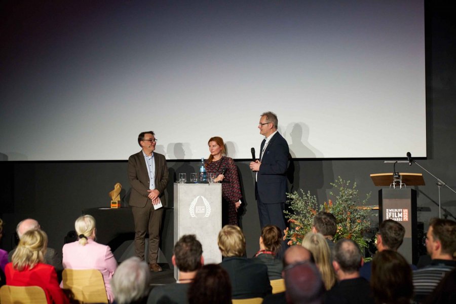 Jens Schröder im Gespräch mit Jurorin Dagny Lüdemann und Prof. Klaus Hackländer (Deutsche Wildtier Stiftung)